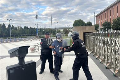 以练促防  成长护航——海安市立发中学进行反恐防暴演练