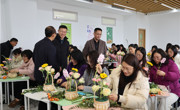 花香满园  绽放师美 ——立发中学开展女教职工花艺沙龙活动
