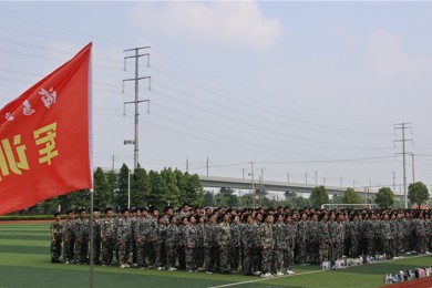 海安市立发中学2025级高一新生军训开营典礼